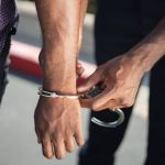 Suspeito algemado foge e tenta morder policias ao ser preso por tráfico de drogas em Minas