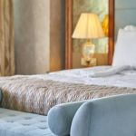 Hóspede de hotel nos Estados Unidos acorda com gerente chupando seus pés