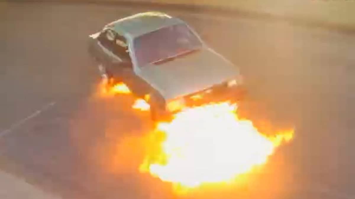 Vídeo: carro se incendeia e deixa rastro de fogo após vazamento de combustível em BH
