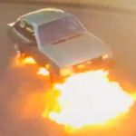 Vídeo: carro se incendeia e deixa rastro de fogo após vazamento de combustível em BH