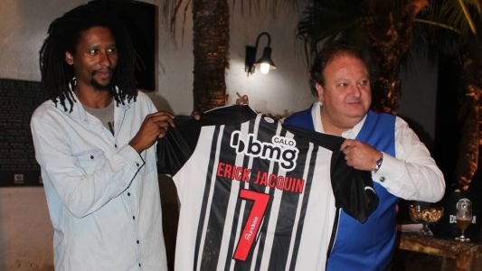 O Chef mineiro Mauro Henrico presenteou Érick Jacquin com uma camisa do Atlético