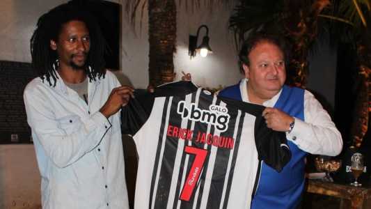 O Chef mineiro Mauro Henrico presenteou Érick Jacquin com uma camisa do Atlético