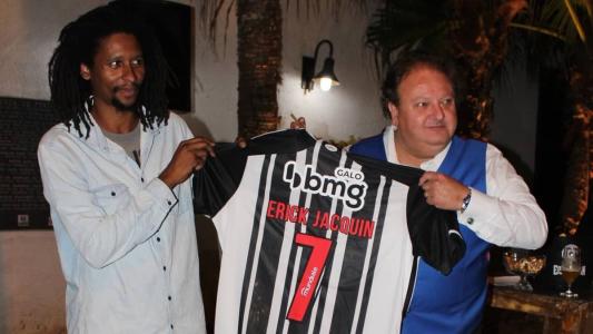O Chef mineiro Mauro Henrico presenteou Érick Jacquin com uma camisa do Atlético