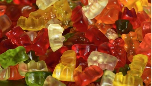 O colágeno bovino é muito utilizado na indústria alimentícia, para a produção de gelatinas e assemelhados, embutidos,