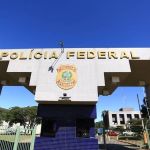 Homem embriagado arrebenta portão e invade Polícia Federal para registrar ocorrência, mas acaba preso