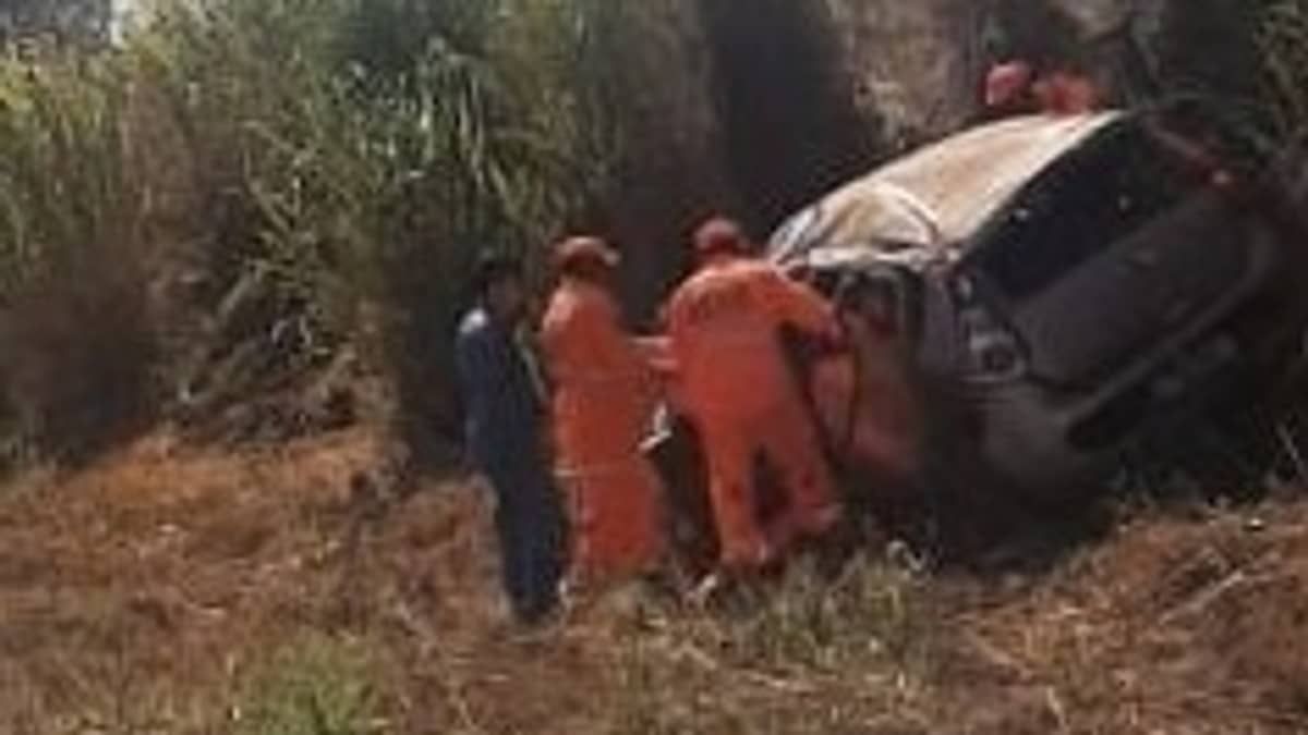 Carro capota na rodovia MGC-122 em Minas Gerais, e vítimas são socorridas pelo Corpo de Bombeiros 