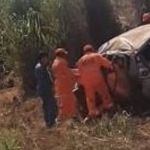 Carro capota na rodovia MGC-122 em Minas Gerais, e vítimas são socorridas pelo Corpo de Bombeiros 