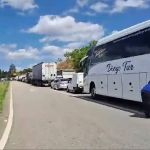 Interdição na Fernão Dias passa de 9 horas após acidente entre carreta e caminhão