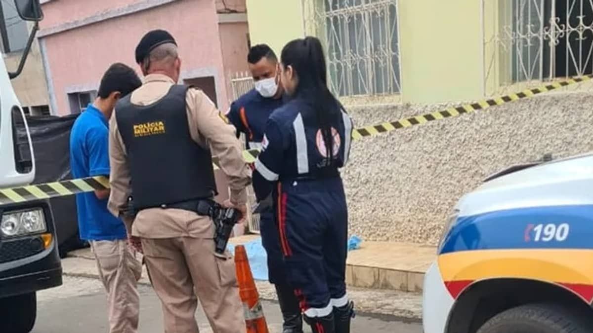 Criança morre atropelada por caminhão de lixo enquanto tentava buscar bola em Minas