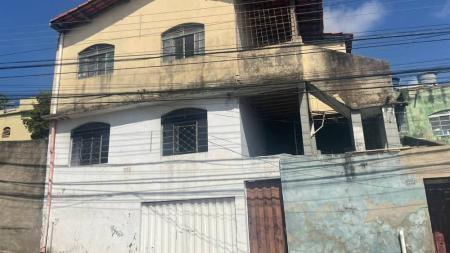O Corpo de Bombeiros foi acionado e conseguiu conter as chamas