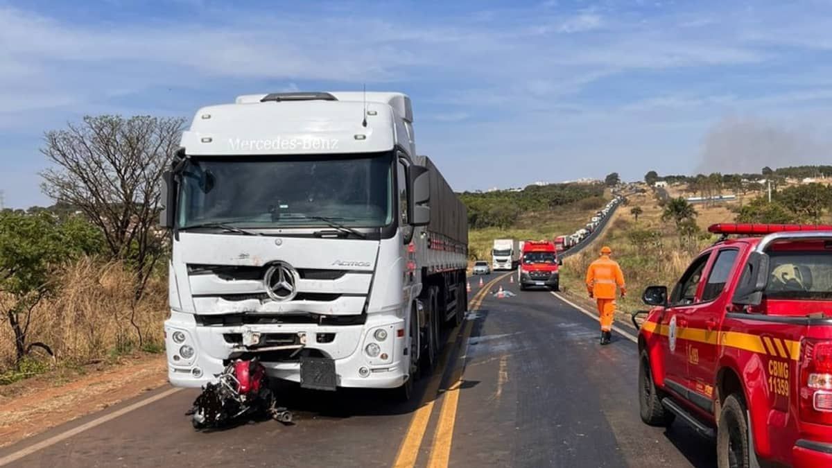 Motociclista que empinava moto morre em colisão com caminhão, no Triângulo Mineiro