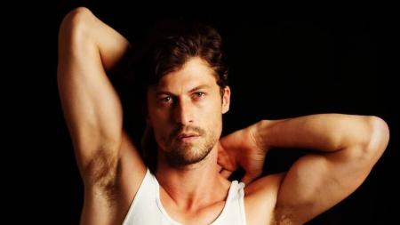 O corpo do ator e modelo Ricardo Merini, 37 anos, foi enterrado, na tarde do último domingo (29), em Rio do Sul