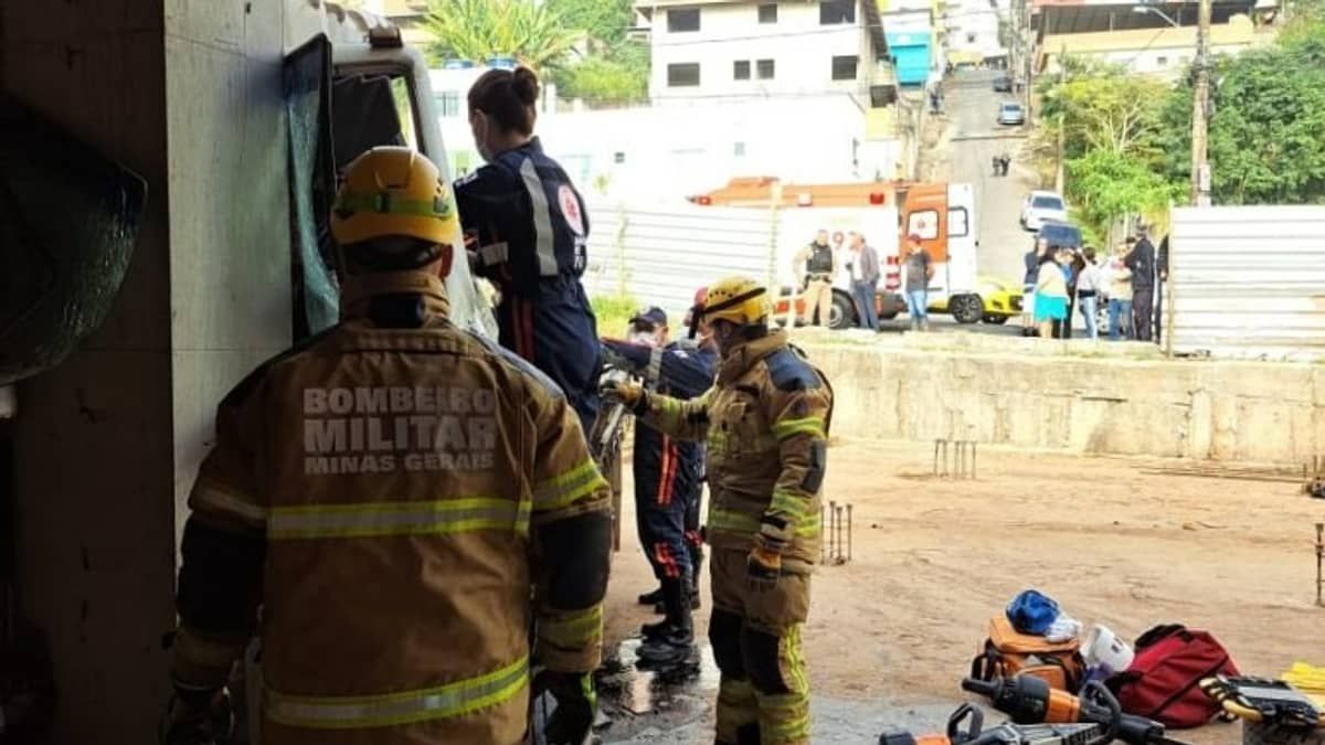 Caminhão perde freio, entra em obra inacabada, colide contra coluna e motorista morre no interior de MG