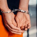 Homens acusados por engano de roubarem joalheria serão indenizados em R$ 15 mil