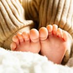 Jovem de 13 anos dá à luz após ser estuprada e ter aborto negado nos EUA