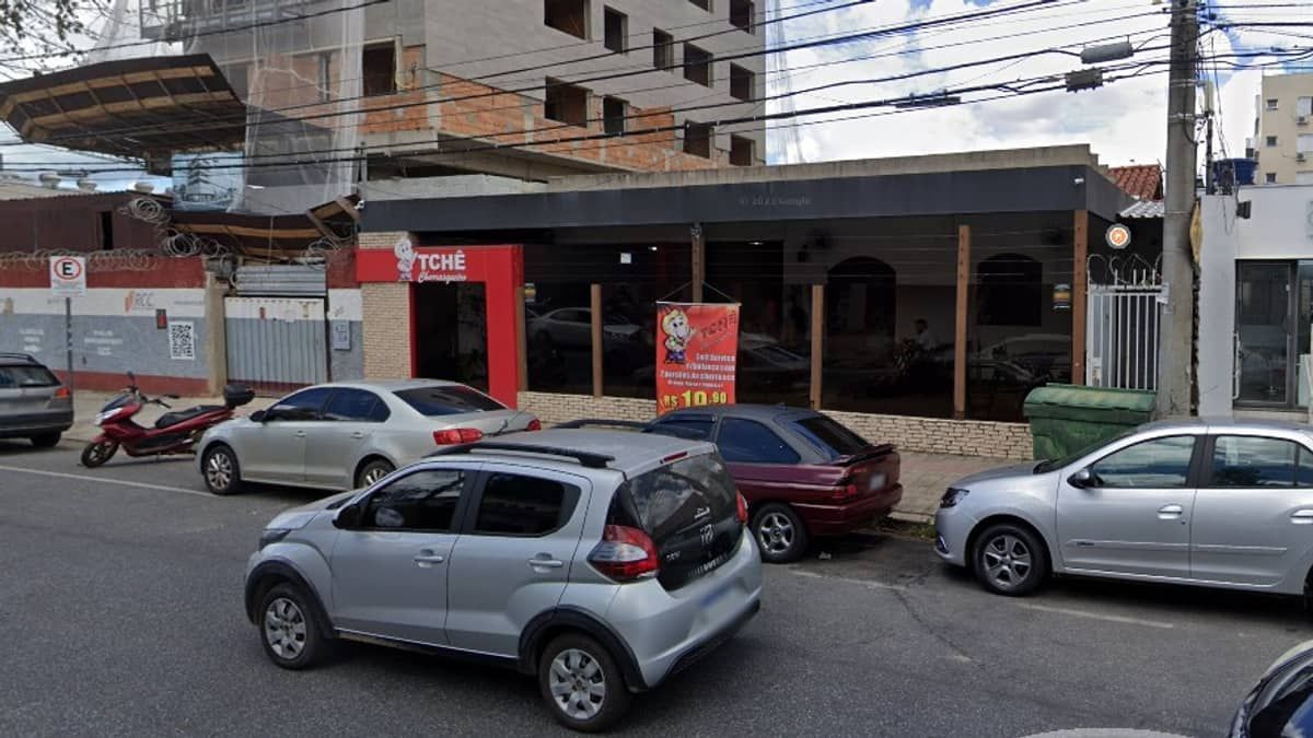 Briga em churrascaria termina com homem morto com tiros na cabeça em BH