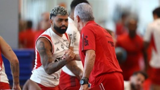 O cumprimento de Gabigol e Tite no Ninho do Urubu
