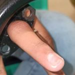 Estudante fica com dedo preso na cadeira da escola e mobiliza bombeiros; veja imagens  