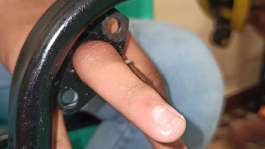 O dedo anelar do estudante ficou preso na cadeira; apesar do susto ele não se feriu