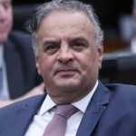 Com desgaste de Flávio, Aécio pode ser candidato à Presidência