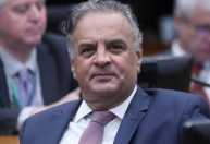 Com desgaste de Flávio, Aécio pode ser candidato à Presidência