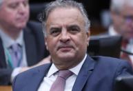 Após 40 anos de mandatos, Aécio Neves anuncia que não será candidato em 2026