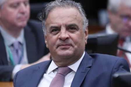 Com desgaste de Flávio, Aécio pode ser candidato à Presidência