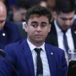 Nikolas Ferreira critica relatório e protagoniza discussão na CPMI do 8 de Janeiro: 'água de salsicha'