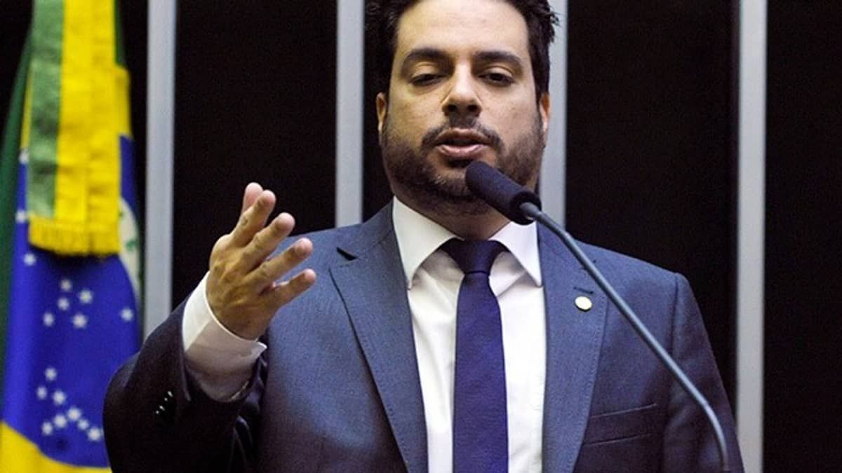 Deputados do PL batem boca no WhatsApp após votação da reforma tributária