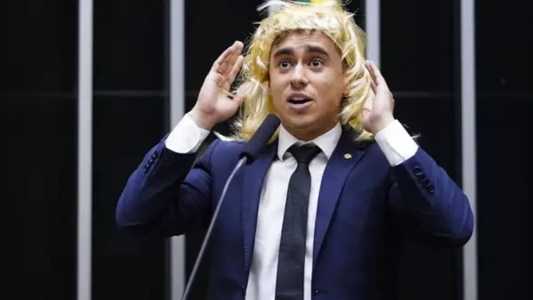 O deputado Nikolas Ferreira (PL) usou uma peruca para discursar na tribuna da Câmara dos Deputados