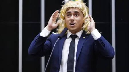 O deputado Nikolas Ferreira (PL) usou uma peruca para discursar na tribuna da Câmara dos Deputados