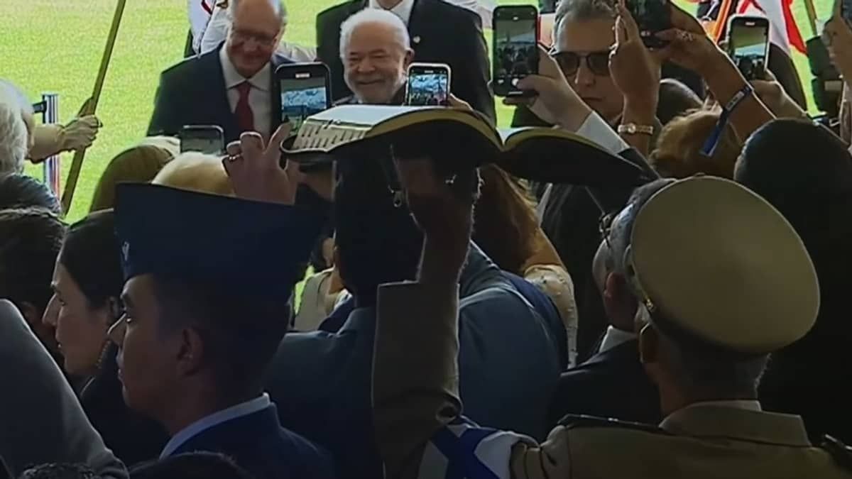 Saiba quem é o pastor sargento Isidório, deputado que levantava uma bíblia durante a posse de Lula