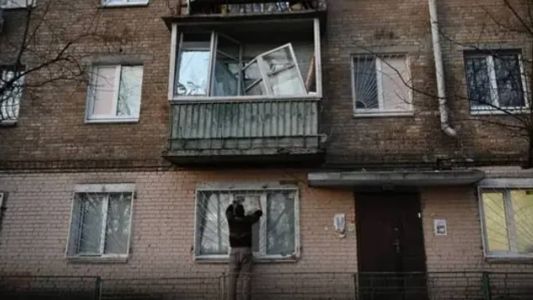 O diretor da administração militar regional de Kiev, Ruslan Kravchenko, disse que três casas foram danificadas pela queda de destroços