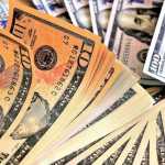 Dólar em queda: é hora de comprar a moeda?