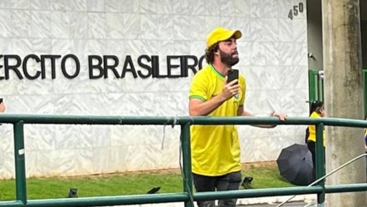 O empresário deve enfrentar outras disputas judiciais quando retornar ao país
