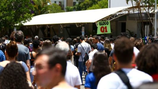 O Enem avalia o desempenho escolar dos estudantes ao término da educação básica e é considerado a principal porta de entrada para a educação superior no país