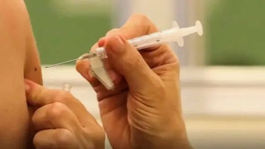 O esquema de imunização contra a mpox é de duas doses (0,5 ml cada) da vacina MVA-BN Jynneos, com um intervalo de quatro semanas (28 dias) entre as doses