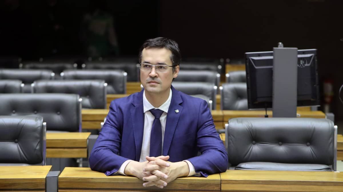 Deltan Dallagnol faz novo ‘PowerPoint’ para tecer críticas a Lula