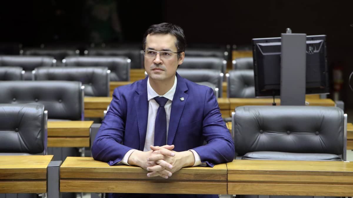 Deltan volta ao Brasil após dias nos EUA: ‘para tristeza da esquerda histérica’