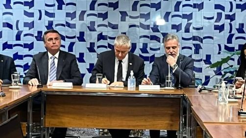 O ex-presidente Jair Bolsonaro participou de evento na Câmara dos Deputados ao lado do embaixador de Israel no Brasil, Daniel Zonshine