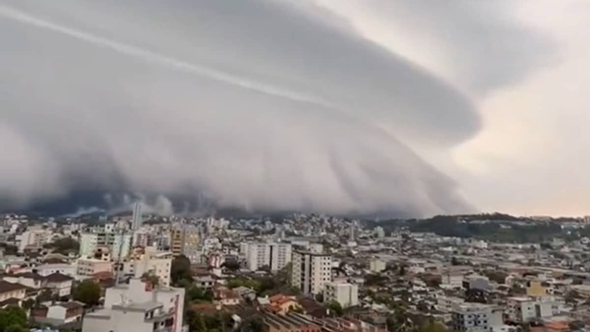 Nuvem prateleira 'engole' prédios e transforma dia em noite no RS; veja vídeo e entenda o fenômeno