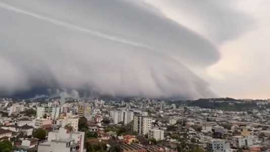 O fenômeno foi registrado às 10h deste sábado (23)