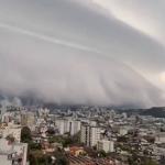 Nuvem prateleira 'engole' prédios e transforma dia em noite no RS; veja vídeo e entenda o fenômeno