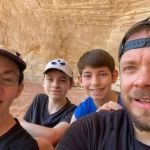 Teste de DNA feito por brincadeira revela que jovem é filho de outro pai por erro de fertilização in vitro