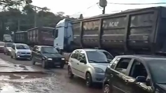 O fluxo de veículos fica bloqueado pelos caminhões estacionados