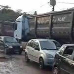 Carretas estacionam em via pública e atrapalham trânsito de vans em bairro de Santa Luzia