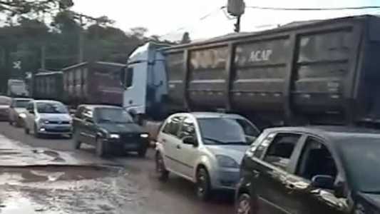 O fluxo de veículos fica bloqueado pelos caminhões estacionados