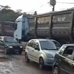 Carretas estacionam em via pública e atrapalham trânsito de vans em bairro de Santa Luzia