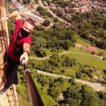 Homem que se dependurava em prédios morre ao cair de edifício de 220 metros em Hong Kong; entenda