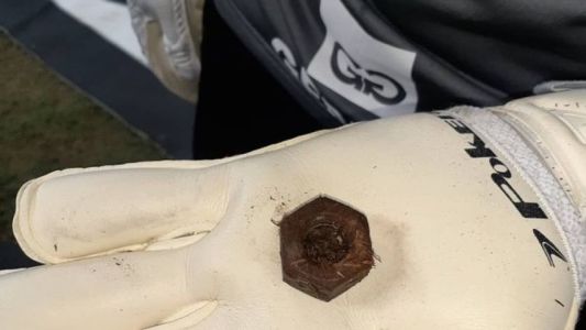 O goleiro do Atlético levou a porca para o vestiário após aquecimento do Atlético